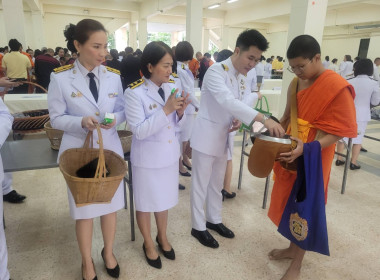 ร่วมพิธีเจริญพระพุทธมนต์ และทำบุญตักบาตรถวายพระราชกุศล 5 ... พารามิเตอร์รูปภาพ 6