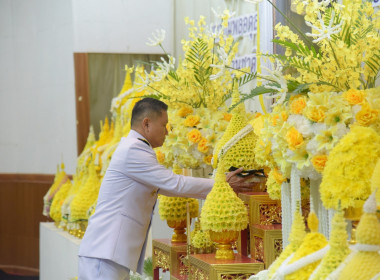 เข้าร่วมพิธีวางพานพุ่มดอกไม้ถวายบังคม ... พารามิเตอร์รูปภาพ 2